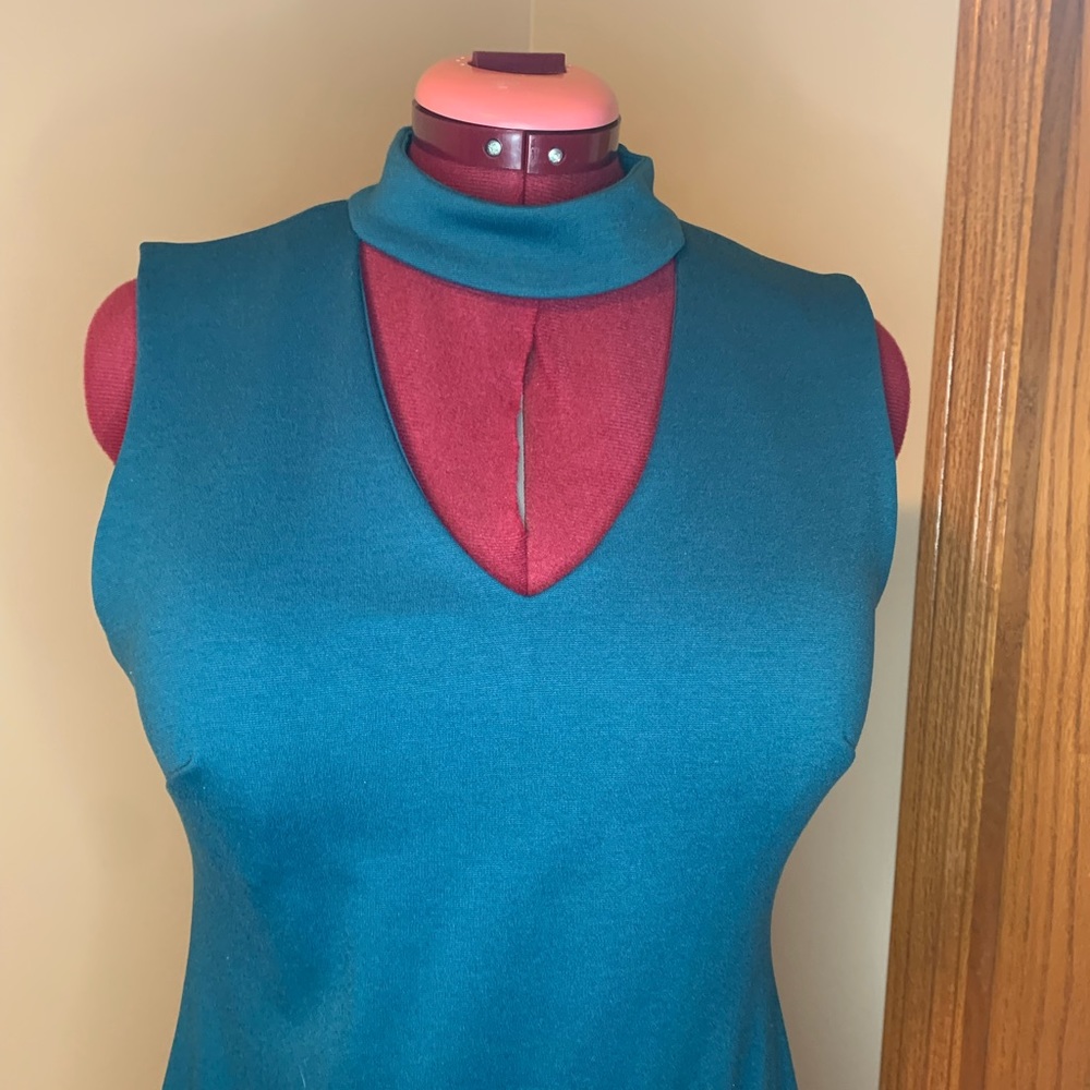 Teal color, flattering décolletage & sleeveless dress. Good condition. Size 10